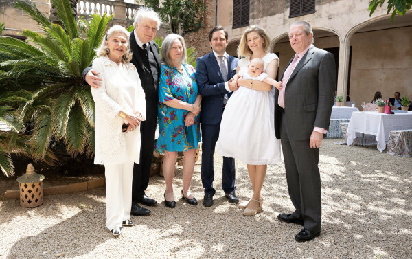 La princesse Béatrice d’Orléans, le baron et la baronne von Einsiedel-Wolftitz, le prince François et la princesse Theresa avec leur troisième enfant, Raphaël, et le prince Michel de France. 